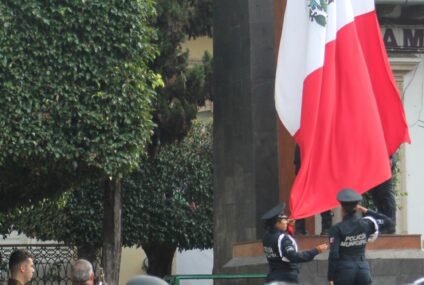 Izamiento de la bandera, por fuerzas de seguridad