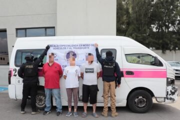 Recupera Fiscalía de Michoacán, combi del servicio público robada con violencia y detiene a tres personas