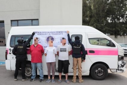 Recupera Fiscalía de Michoacán, combi del servicio público robada con violencia y detiene a tres personas Recupera Fiscalía de Michoacán, combi del servicio público robada con violencia y detiene a tres personas