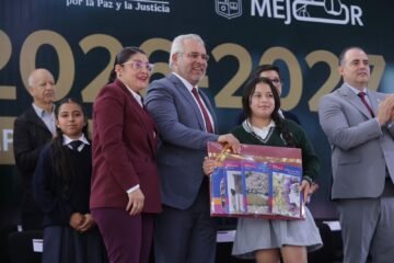 Michoacán garantiza becas universales desde educación básica hasta licenciatura: Bedolla