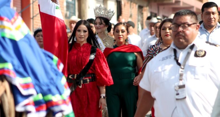 Alcaldesa María Isabel, encabeza desfile cívico