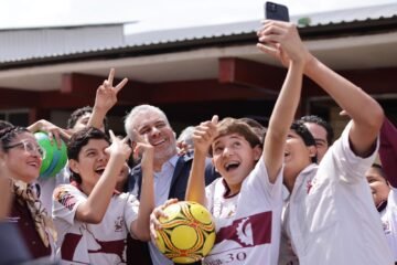 Inicia Bedolla entrega de 202 mil pares de tenis a estudiantes de secundaria