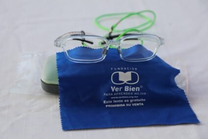 Más de mil estudiantes reciben lentes en tenencias de Morelia