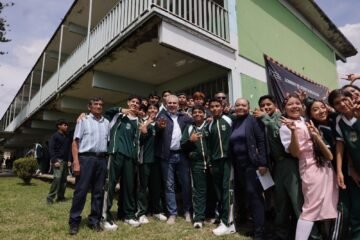 Inaugura Bedolla cinco canchas de fútbol 7 en secundarias de Uruapan
