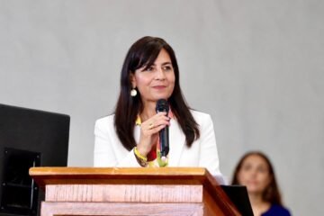 Gaby Molina destaca valor histórico y político del libro de AMLO