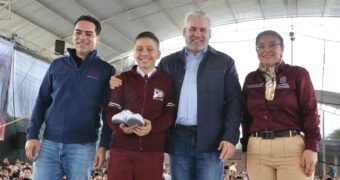 ¡Más de 800 mil tenis entregados! Bedolla impulsa el apoyo a estudiantes de secundaria