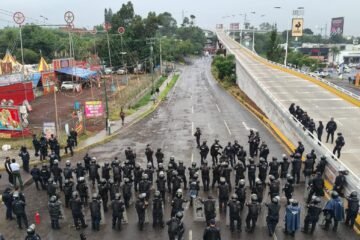 Se disuelve marcha normalista en Morelia tras agresión con cohetón que provocó quemaduras de segundo grado a una agente de la Guardia Civil