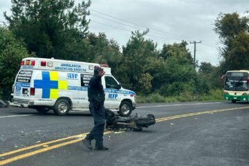 Motociclista lesionado, al chocar de frente con taxi