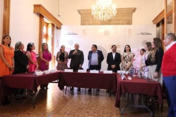 Realizan en el Congreso del Estado, Curso-taller de autoexploración de mama y feria de la Salud contra el cáncer de mama, organizado por el STASPLE Realizan en el Congreso del Estado, Curso-taller de autoexploración de mama y feria de la Salud contra el cáncer de mama, organizado por el STASPLE