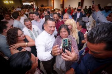Liderazgos de Morena reconocen a Carlos Torres Piña durante asamblea informativa con comités seccionales en Zitácuaro Liderazgos de Morena reconocen a Carlos Torres Piña durante asamblea informativa con comités seccionales en Zitácuaro