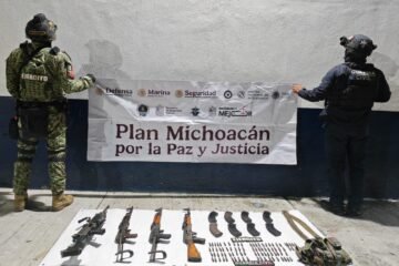 Aseguran armas y vehículos con insignias de grupo delictivo en Zinapécuaro e Indaparapeo