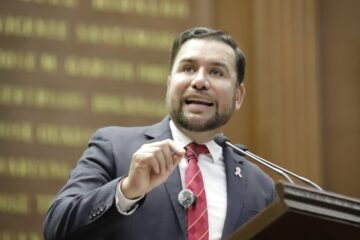 Presenta Reyes Galindo iniciativa para salvaguardar el respeto, la dignidad y la trayectoria de las maestras y maestros michoacanos