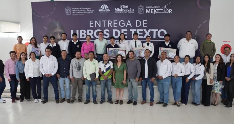 Más de 2 mil estudiantes de Telebachillerato Comunitario reciben libros de texto Más de 2 mil estudiantes de Telebachillerato Comunitario reciben libros de texto